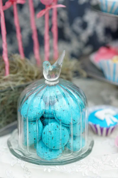 Amaretti blu in vaso di vetro — Stockfoto