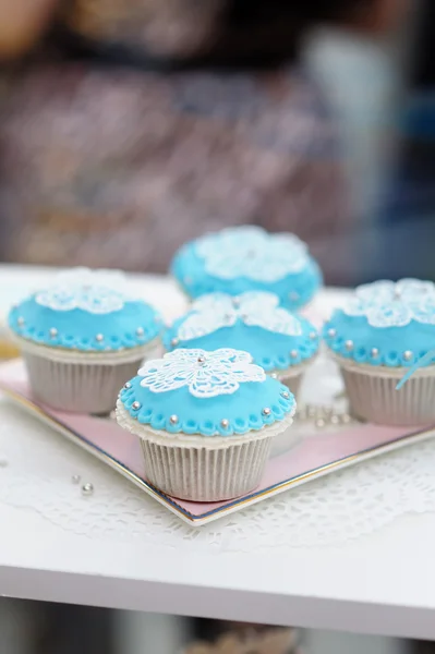 Stilvolle blau-weiße Cupcakes — Stockfoto