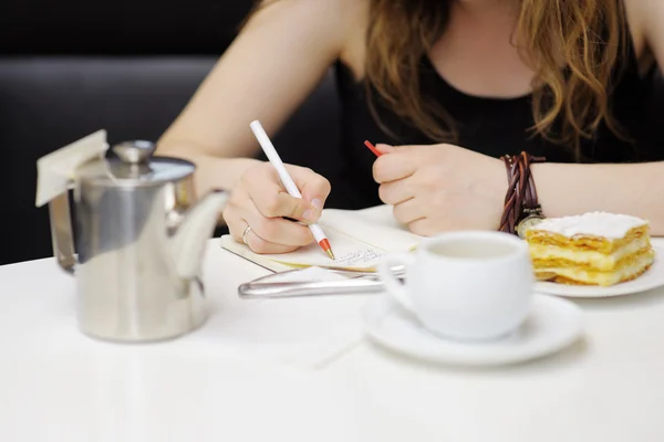 Femeie tânără care lucrează într-o cafenea — Fotografie, imagine de stoc