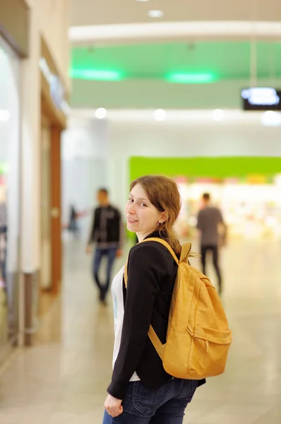 Chica en el centro comercial — Foto de Stock