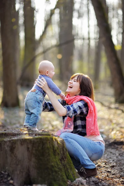 Ung mamma med sin lilla baby — Stockfoto