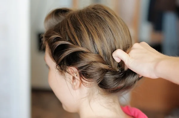 Mariée obtenir ses cheveux fait — Photo