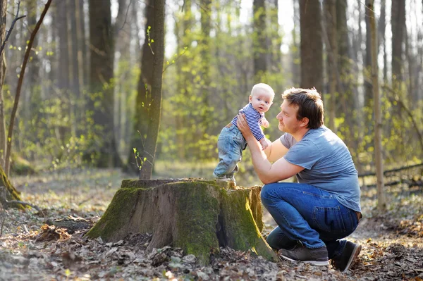 Far med sin lilla pojke — Stockfoto
