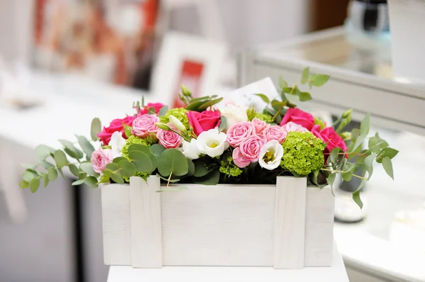 Caja de madera con flores — Foto de Stock