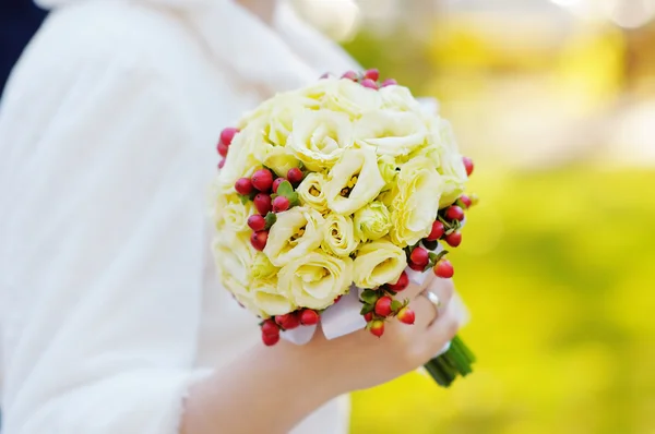 Bellissimo bouquet di fiori di nozze — Foto Stock