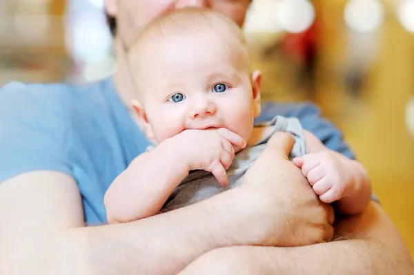 Muž, který držel své malé dítě — Stock fotografie