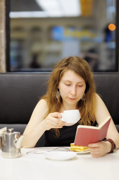 Mujer trabajando en un café — Foto de Stock