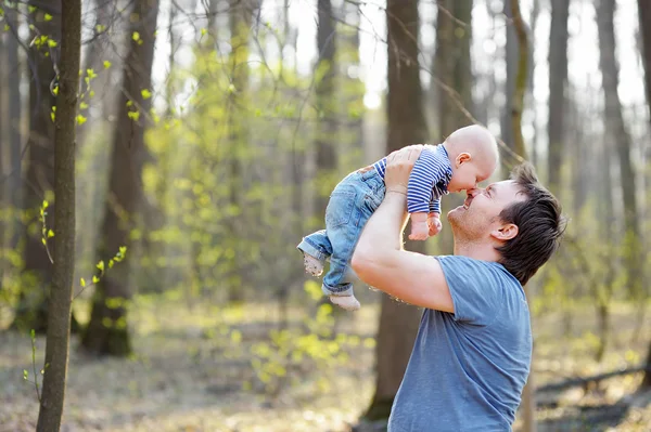Мужчина держит своего малыша — стоковое фото