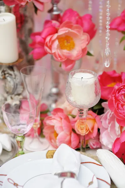 Tisch für Hochzeitsempfang gedeckt — Stockfoto