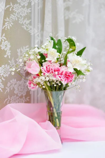 Vaso de vidro com flores — Fotografia de Stock