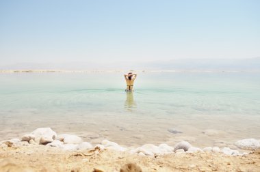 dead sea adlı kadın banyo