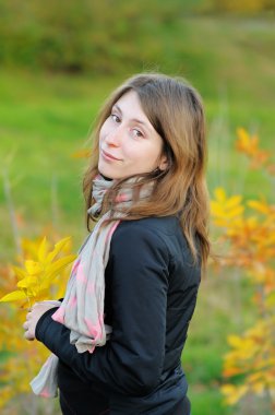 Parktaki genç kadın.