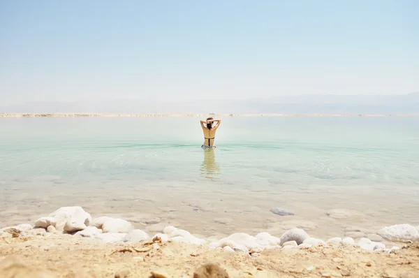 Femme se baigner à la mer Morte — Photo