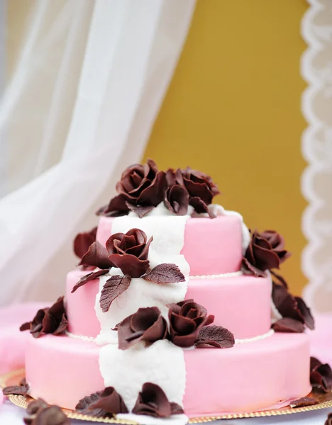 Delicioso bolo de casamento rosa — Fotografia de Stock