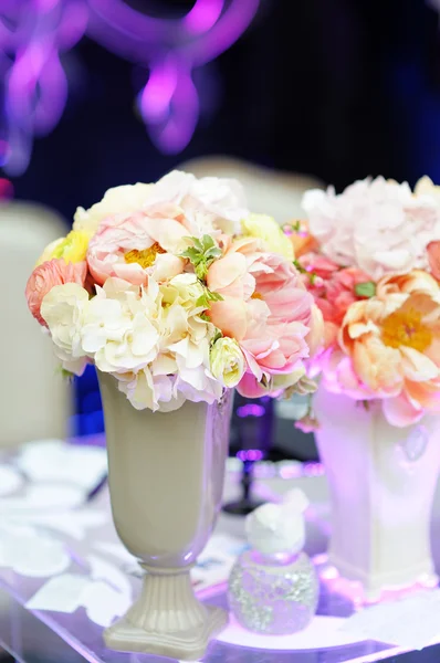 Buquê de flores de pastel em vaso — Fotografia de Stock