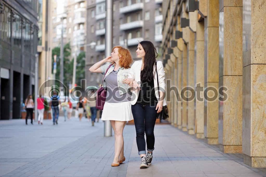 dos chicas caminando en una ciudad — Fotos de Stock © mary_smn 47973531