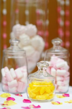 Sarı ve pembe tatlı tablo veya şeker çubuğu