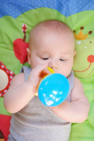 Bebé jugar con juguete brillante —  Fotos de Stock