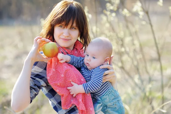 Junge Frau mit ihrem kleinen Jungen — Stockfoto