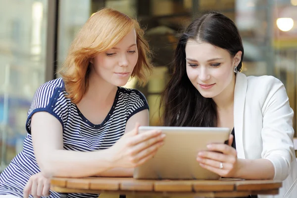 Duas meninas usando computador tablet — Fotografia de Stock