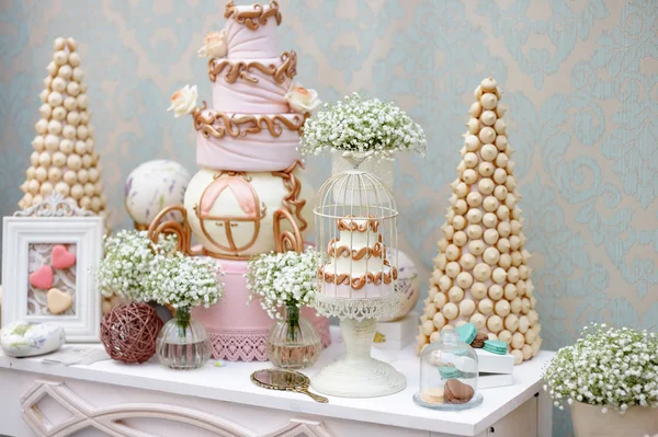Elegant sweet table on dinner or event party — Stock Photo, Image