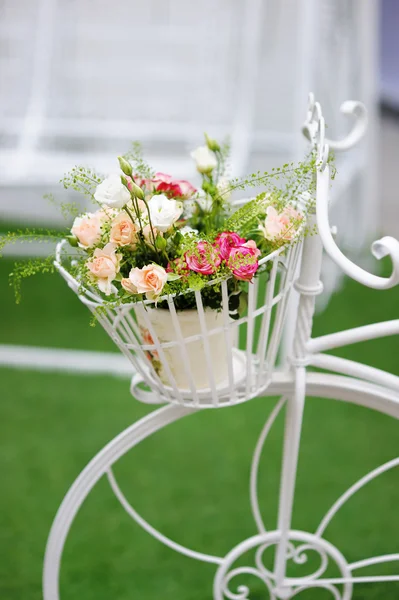 Bloempot met rozen als decoratie — Stockfoto