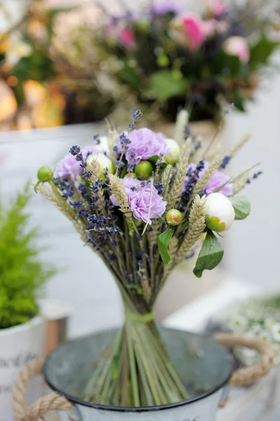 Букет квітів у квітковому магазині — стокове фото