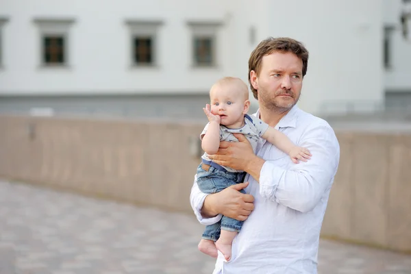 Отец и его сын на улице — стоковое фото