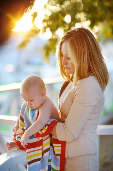 Madre con il suo bambino — Foto Stock