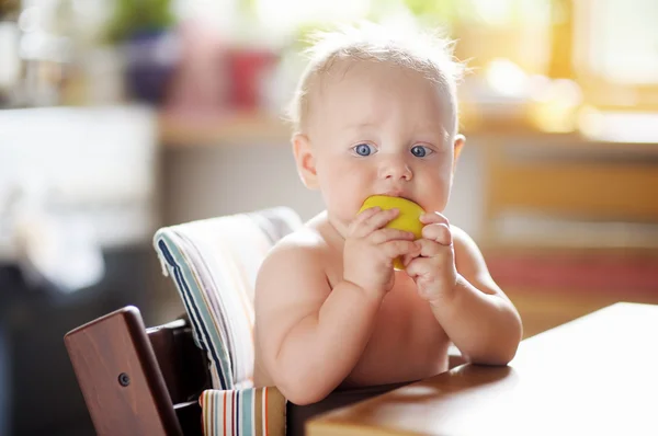 Baby eating healthy food — Stock Photo, Image