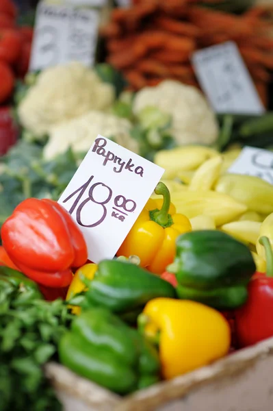 Grönsaker på farmers market — Stockfoto