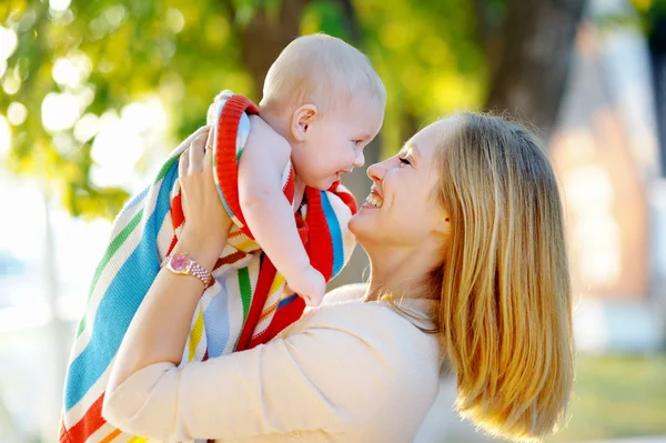 Moeder met haar kleine baby — Stockfoto