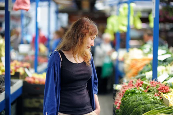 ?oung woman at the market — Stock Photo, Image