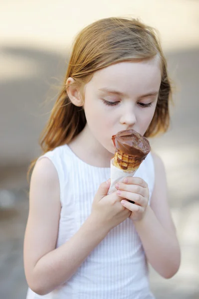 Очаровательная девочка ест мороженое — стоковое фото