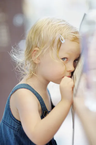 Blyg liten flicka stående — Stockfoto