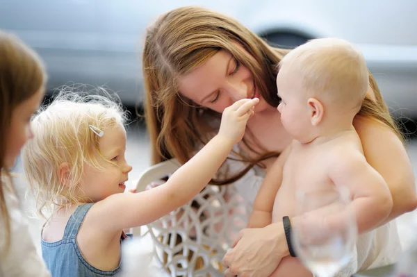 Glad ung mamma med barn — Stockfoto