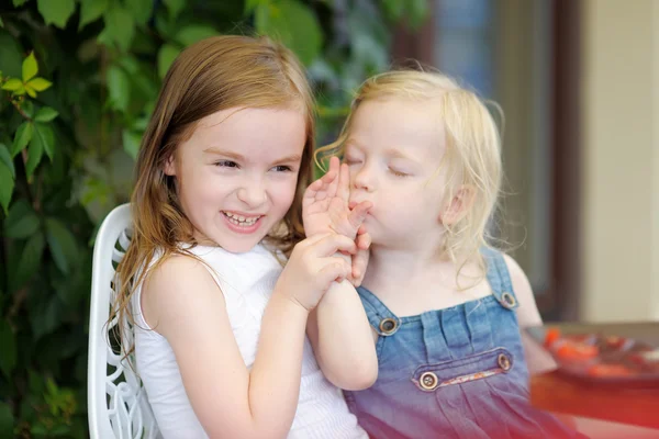 Två små systrar har roligt — Stockfoto