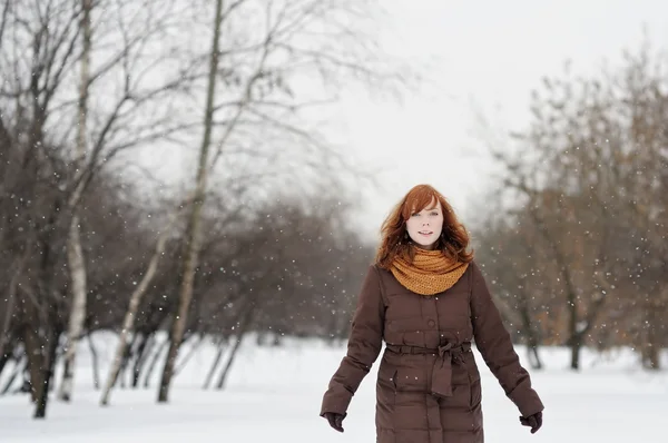 Kış parkında genç bir kadın — Stok fotoğraf