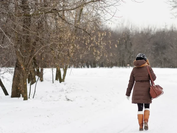 Jovem mulher no parque de inverno — Fotografia de Stock