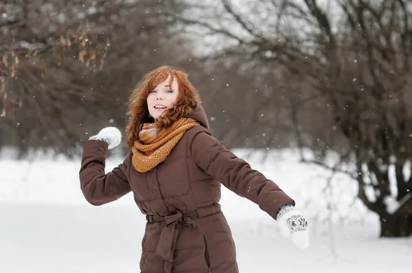 Jeune femme s'amuser en hiver — Photo