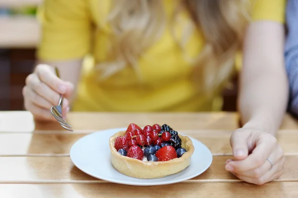 Jovem mulher tendo torta de frutas — Fotografia de Stock