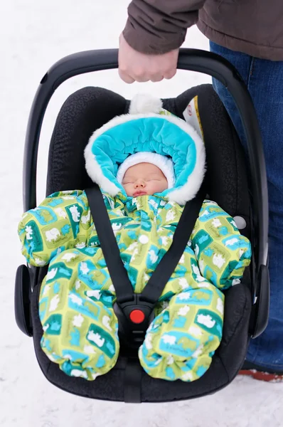 Nyfött barn i bilbarnstolen — Stockfoto