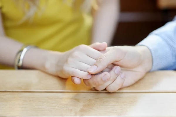 Junges Paar hält Händchen — Stockfoto