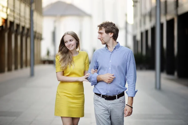Unga par som går tillsammans — Stockfoto