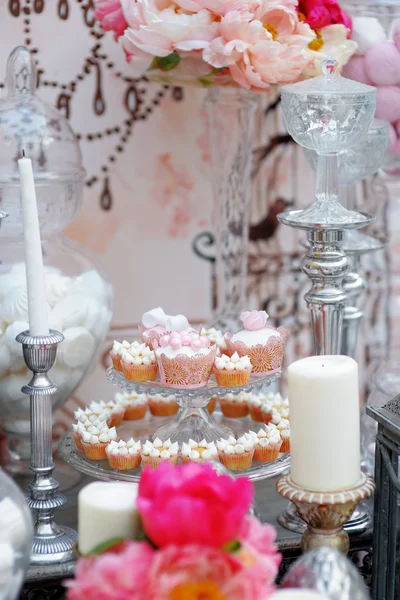 Delicious wedding sweet table — Stock Photo, Image