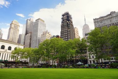New York, ABD - 11 Mayıs 2021: İnsanlar Manhattan, New York 'taki Bryant Park' ta güneşli bir bahar gününün keyfini çıkarıyorlar.