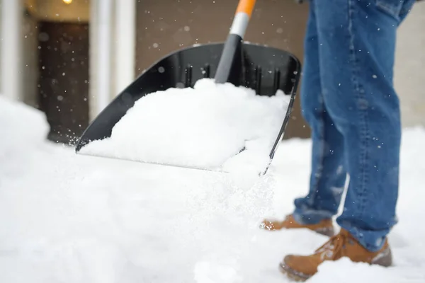 Взрослый Человек Очищает Путь Рядом Домом Снега Время Сильной Метели — стоковое фото