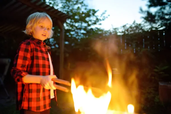 Söt Liten Pojke Bränner Brasa Sommarkväll Bakgården Barn Lägger Ved — Stockfoto