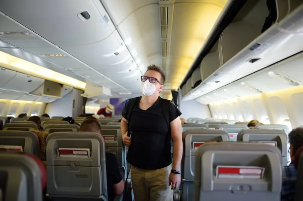 Hombre Maduro Guapo Con Máscara Facial Protección Durante Viaje Avión — Foto de Stock