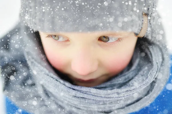 Nahaufnahme Porträt Des Lustigen Kleinen Jungen Blauer Winterkleidung Geht Während — Stockfoto